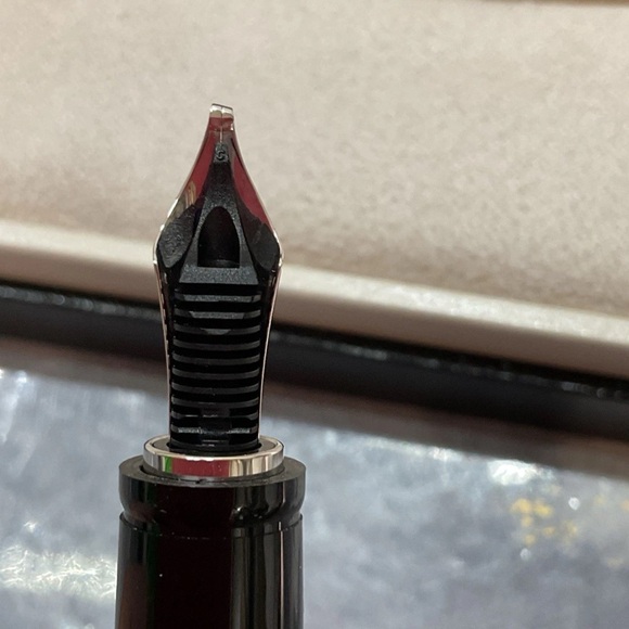 Montblanc BOHEME  14K 4810 585 Black Fountain Pen - Picture 16 of 16